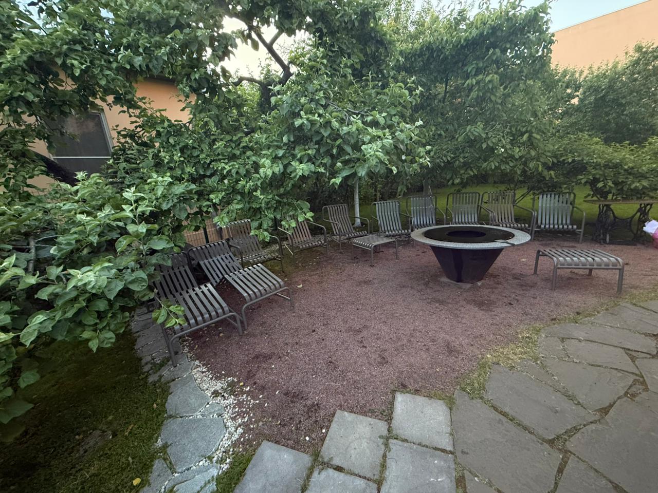 Садовая мебель на участке